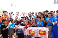 Thủ tướng Phạm Minh Chính tặng quà học sinh Trường Hy Vọng. Ảnh: TTXVN
