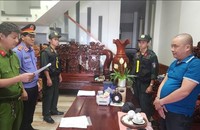 Cơ quan điều tra tống đạt quyết khởi tố bị can đối với Nguyễn Văn Tửa.