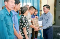 Chủ nhiệm Ủy ban Kiểm tra Trung ương Trần Cẩm Tú trao quà ủng hộ người dân xã Sơn Đông (Lập Thạch).