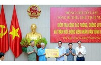 Tổng Bí thư, Chủ tịch nước Tô Lâm chứng kiến Chủ tịch UBTƯ MTTQ Việt Nam Đỗ Văn Chiến trao kinh phí hỗ trợ đợt 1 số tiền 30 tỉ đồng từ Ban Vận động Cứu trợ Trung ương để tỉnh Phú Thọ khắc phục hậu quả do cơn bão số 3 gây ra. Ảnh: Hương Diệp