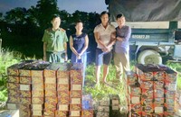 Hai đối tượng Đỗ Ngọc Mạnh và Nguyễn Thị Hương cùng tang vật.