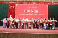 Lãnh đạo tỉnh Bắc Kạn trao quyết định, tặng hoa chúc mừng các cán bộ nhận vị trí công tác mới. (Ảnh: Tuấn Sơn).