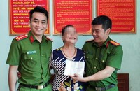 Cụ bà 75 tuổi cảm ơn lực lượng công an xã đã kịp thời "giải cứu" bà, bảo toàn số tiền 300 triệu đồng cho bà.