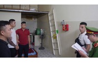 Công an TX Ba Đồn đọc lệnh khám xét khẩn cấp chỗ ở và lệnh giữ người trong trường hợp khẩn cấp đối với Ngô Xuân Dục.