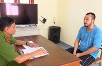 Cán bộ đang ghi lời khai bị can Lê Quang Vinh.