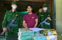 Đối tượng Trần Trần Văn Mển cùng tang vật. Ảnh: Luận Quân