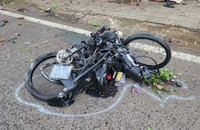 Xe máy biến dạng sau vụ va chạm.