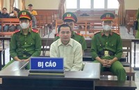 Bị cáo Hoàng Việt Khánh tại phiên tòa sơ thẩm. Ảnh Công an tỉnh Lâm Đồng.