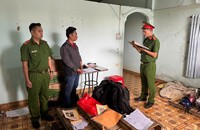 Cơ quan CSĐT đọc lệnh bắt, khám xét nơi ở đối với đối tượng Thắng. Ảnh Công an Lâm Đồng.
