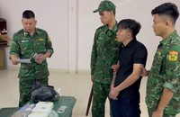 Đối tượng Trịnh Quốc Huy cùng tang vật. Ảnh: Luận Quân