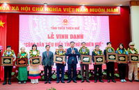 Lãnh đạo tỉnh trao danh hiệu công dân tiêu biểu tỉnh Thừa Thiên Huế năm 2023 cho các cá nhân.