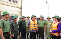 Phó Thủ tướng Thường trực Chính phủ Nguyễn Hòa Bình thị sát, kiểm tra công tác phòng chống lụt bão tại tỉnh Hà Nam