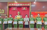 Chủ tịch UBND TP Pleiku khen thưởng cho tập thể, cá nhân có thành tích xuất sắc trong công tác đấu tranh phòng chống tội phạm.