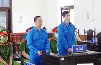 Bị cáo Hứa Văn Bắc và Trần Văn Thọ tại phiên tòa.