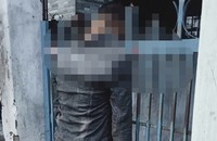Điều tra vụ thi thể người đàn ông treo trên hàng rào.