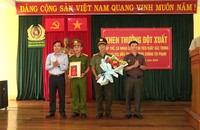 UBND huyện Đăk Glei thưởng nóng cho công an huyện này vì đã phá thành công vụ trộm sâm Ngọc Linh.