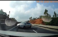 Hình ảnh xe ô tô đi ngược chiều trên đường cao tốc.