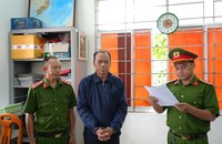 Lực lượng chức năng đọc lệnh tạm giam đối với Phan Văn Tú.