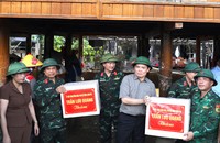 Phó Thủ tướng Chính phủ Trần Lưu Quang tặng quà các lực lượng vũ trang tham gia tìm kiếm cứu nạn và khắc phục thiệt hại mưa lũ tại Mường Pồn. (Ảnh: CTV)