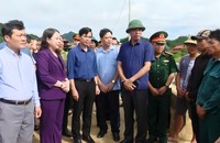 Phó Chủ tịch nước Võ Thị Ánh Xuân thăm hỏi, động viên các gia đình bị ảnh hưởng trong đợt mưa lũ. (Ảnh: CTV)
