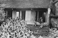 Bác Hồ nói chuyện với Đại đoàn quân tiên phong ngày 19/9/1954 tại Đền Giếng (Ảnh: Tư liệu)