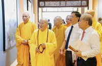 Các đại biểu tham quan không gian trưng bày các tác phẩm nghệ thuật tại triển lãm.