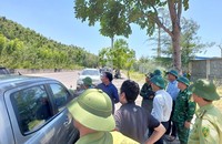 Hai Phó Chủ tịch UBND huyện Quảng Trạch đã có mặt tại hiện trường để chỉ đạo công tác chữa cháy.