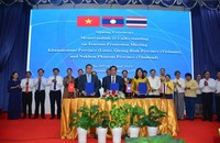 Đại diện lãnh đạo Sở Du lịch Quảng Bình, Sở Thông tin, Văn hóa và Du lịch Khăm Muồn và Sở Du lịch-Thể thao Nakhon Phanom ký Bản ghi nhớ hợp tác.