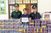 Đối tượng Trần Văn Đông cùng tang vật.