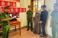 Công an thị xã Quảng Trị đọc quyết định khởi tố bị can gây rối trật tự công cộng, cố ý gây thương tích và cố ý hủy hoại tài sản.