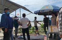 Lực lượng chức năng tiến hành trục vớt thi thể và điều tra nguyên nhân.