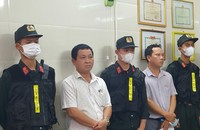 Đối tượng Trần Chuối (áo trắng bên trái) và đối tượng Nguyễn Văn Bôn (áo sọc bên phải).