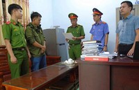 Lực lượng chức năng công bố lệnh khởi tố bị can, lệnh bắt bị can để tạm giam 3 tháng đối với Nguyễn Thành Đạt để điều tra về hành vi “Tham ô tài sản”.