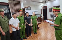 Cơ quan CSĐT - Công an huyện Bố Trạch thi hành lệnh bắt tạm giam 2 tháng đối với Nguyễn Trường Thiện.