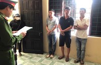 Cơ quan CSĐT Công an TX. Ba Đồn thi hành lệnh bắt 3 bị can Nguyễn Hùng Cường, Hoàng Quốc Cường và Nguyễn Văn Hải để tạm giam.