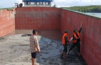 Lực lượng chức năng tiến hành kiểm tra, đo đạc trên phương tiện TG -17489