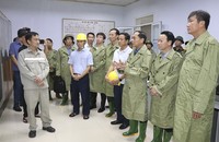 Phó Thủ tướng cùng đoàn công tác kiểm tra công tác ứng phó với thiên tai tại Thủy điện Thác Bà. Ảnh: Mạnh Cường