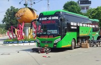 Tạm giữ lái xe khách cắt ngang vòng xuyến gây tai nạn khiến 1 người tử vong
