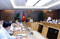 Phó Thủ tướng Lê Thành Long và các đại biểu nghe Thứ trưởng Bộ Y tế Đỗ Xuân Tuyên báo cáo tại cuộc họp - Ảnh: VGP/Đức Tuân
