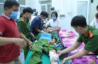 Thiếu tá Cao Văn Dương, Trưởng Công an xã Cốc Mỳ, huyện Bát Xát được cán bộ Công an huyện, đội ngũ y bác sỹ Bệnh viện đa khoa tỉnh cấp cứu.