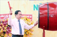 Chủ tịch Quốc hội Trần Thanh Mẫn đánh trống khai giảng. Ảnh: Thống Nhất/TTXVN