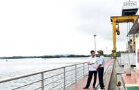 Phó Thủ tướng Lê Thành Long trao đổi với Giám đốc Thủy điện Thác Bà - Ảnh: VGP/Đức Tuân