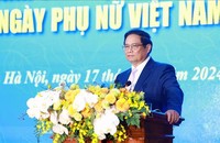 Thủ tướng Phạm Minh Chính chúc mừng, động viên cán bộ, giảng viên, sinh viên Học viện Phụ nữ Việt Nam. Ảnh: Dương Giang/TTXVN