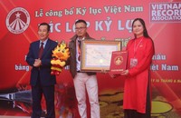 Nghệ sĩ Nguyễn Tiến xác nhận kỷ lục “Nghệ sĩ vẽ tranh trình diễn trên sân khấu bằng nhiều loại hình và chất liệu nhất Việt Nam”. Ảnh: NVCC