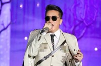 Đàm Vĩnh Hưng bị phạt vì đeo huy hiệu "lạ". Ảnh: K.C