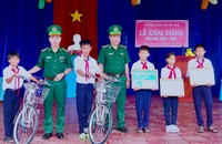 BĐBP tỉnh Cà Mau đồng hành cùng các em học sinh khu vực biên giới đến trường