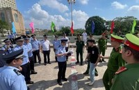 Lực lượng chức năng phối hợp trục xuất 10 công dân Trung Quốc vi phạm pháp luật.