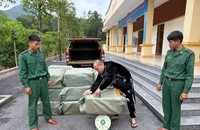 Lực lượng chức năng kiểm tra tang vật.
