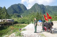 ĐBP Sơn Vĩ tuyên truyền, vận động người dân khu vực biên giới chủ động ứng phó với bão số 3.
