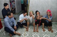 Phó Thủ tướng Hồ Đức Phớc chia buồn cùng gia đình nạn nhân bị sạt lở vùi lấp ngôi nhà làm 4 người tử vong, 1 người bị thương. Ảnh: Cổng thông tin điện tử Chính phủ